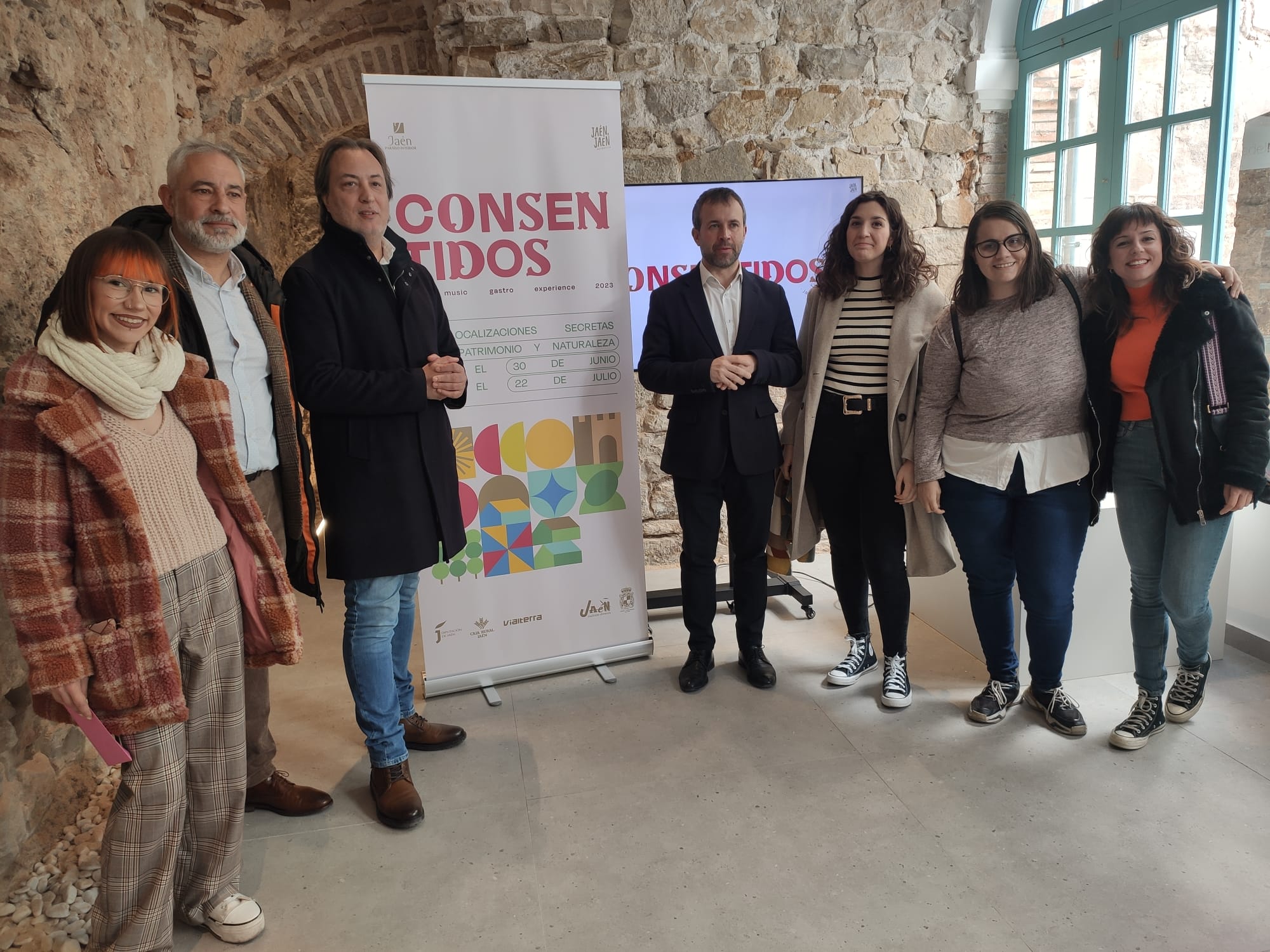 En el centro, el concejal, José Manuel Higueras, y el alcalde de Jaén, Julio Millán, junto a personal de 'Consentidos'