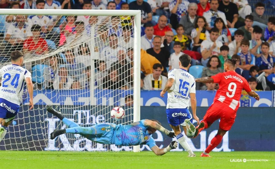 Poussin no puede evitar el segundo gol de Luis Suárez