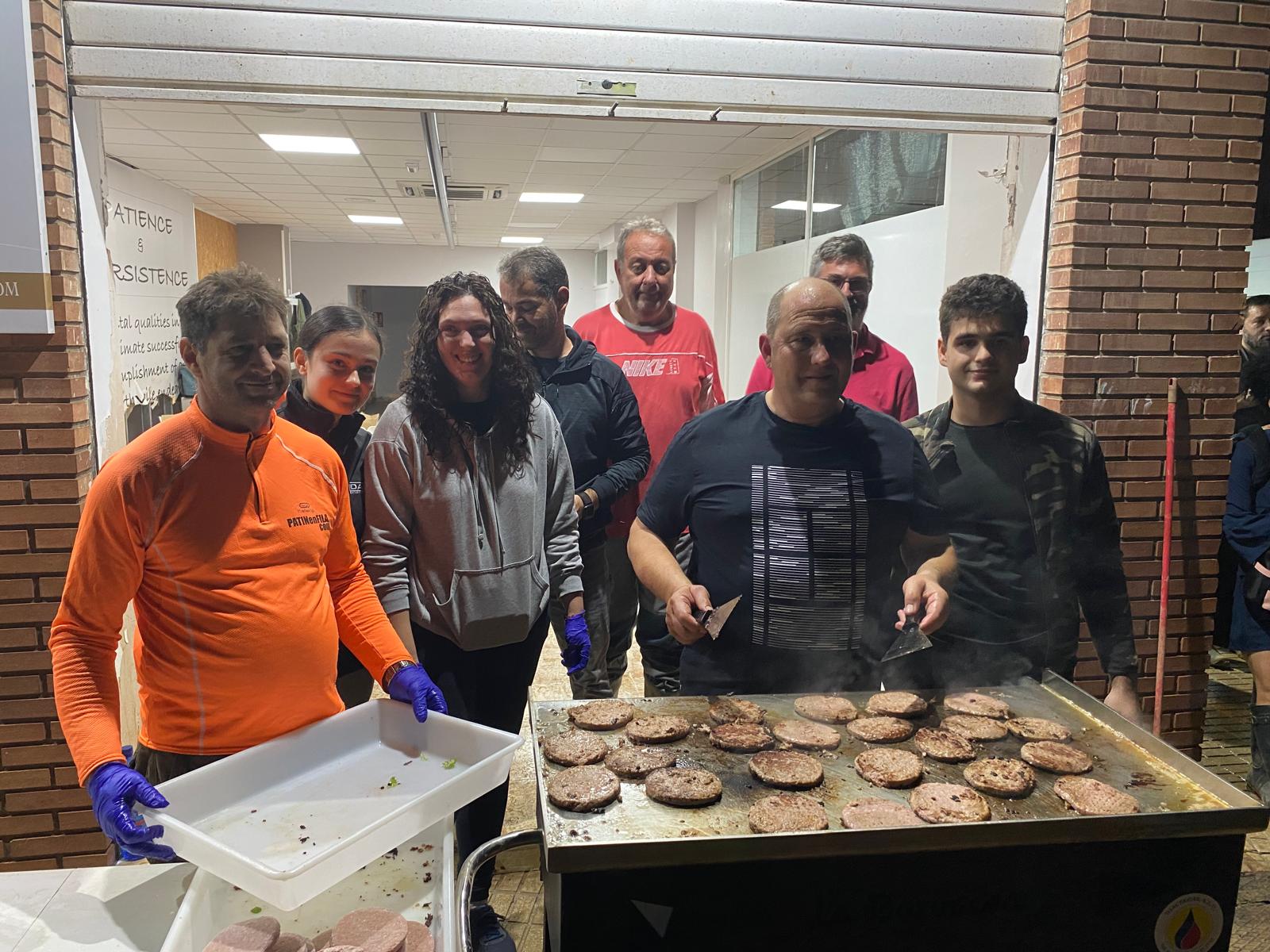 De las bombas de achique a un caldero para 1.000 personas, la ayuda cartagenera que no dejó sola a Paiporta