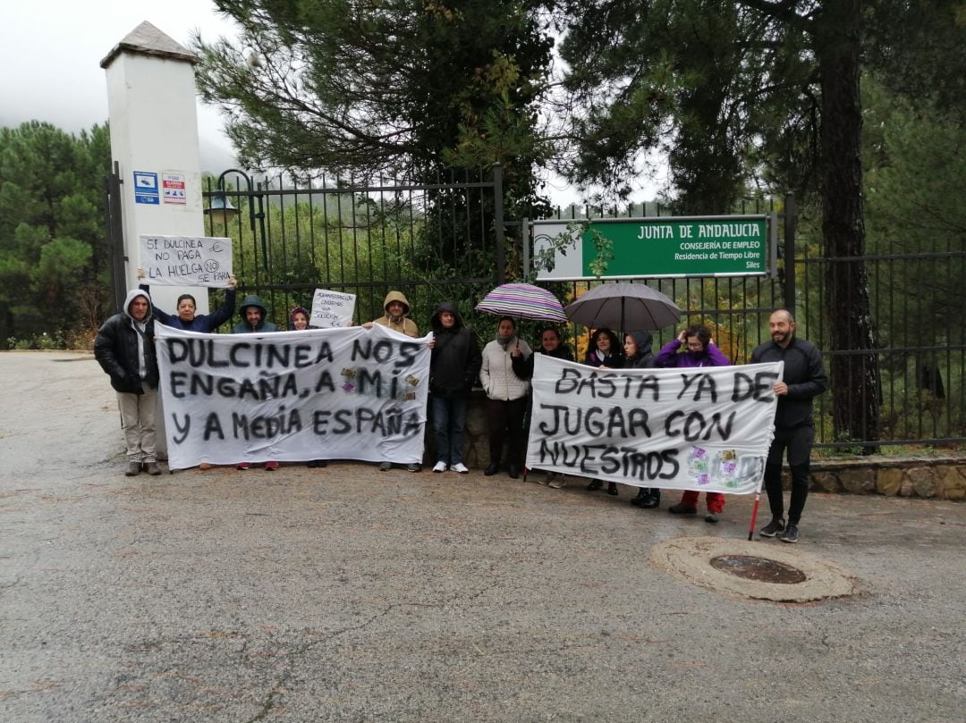 Trabajadores concentrados a las puertas de la residencia.