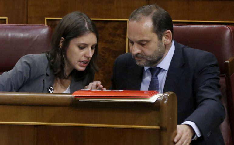 El nuevo portavoz parlamentario del PSOE, José Luis Ábalos conversa con la portavoz de Unidos Podemos, Irene Montero.