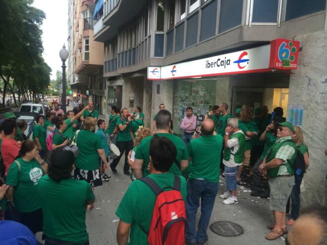 Alguns dels membres de la PAH a les portes de l&#039;oficina d&#039;Ibercaja