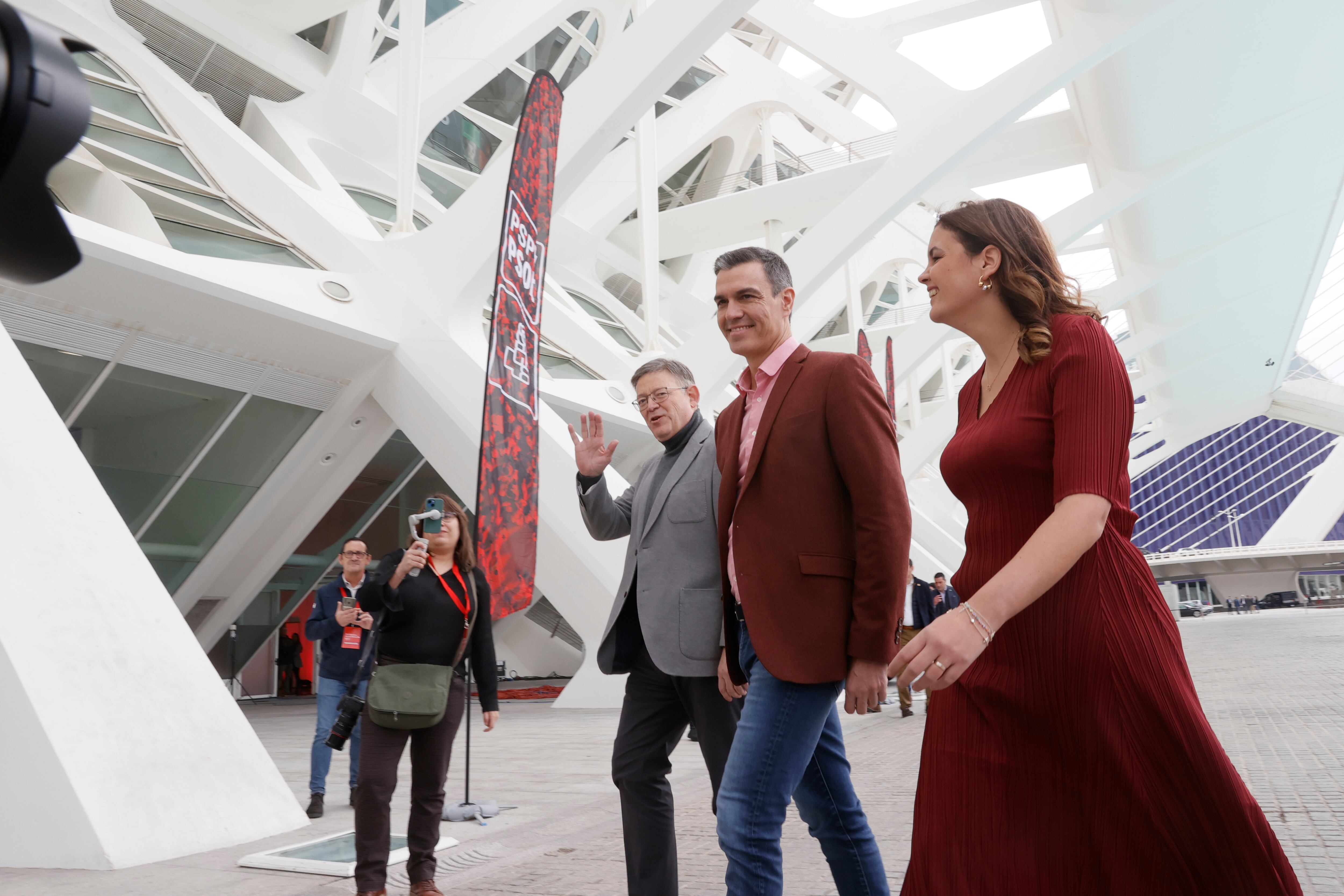 El presidente del Gobierno, Pedro Sánchez (c), el presidente de la Comunidad Valenciana, Ximo Puig (i) y la vicealcaldesa de València y candidata a la alcaldia, Sandra Gómez (d) a su llegada a la presentación de los candidatos socialistas para las elecciones municipales de 2023 durante un acto celebrado este sábado en el Museo de las Ciencias Príncipe Felipe en València.