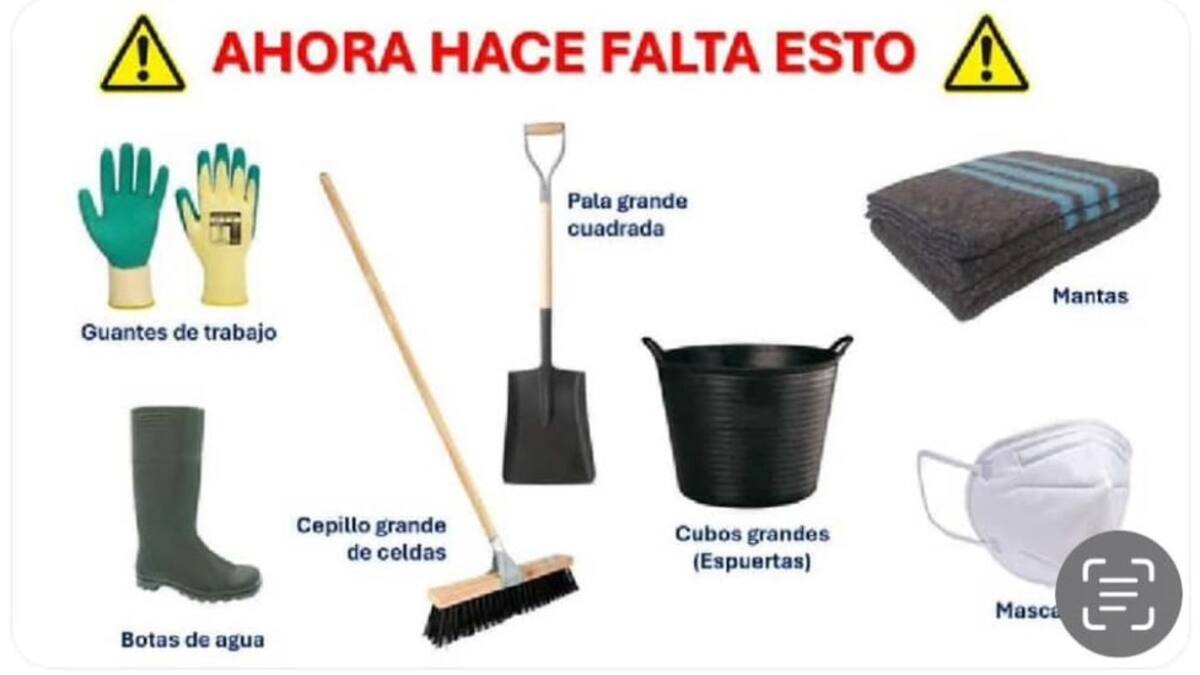 Los bomberos de Málaga solicitan cubos, palas, cepillos o botas de agua para enviar a Valencia