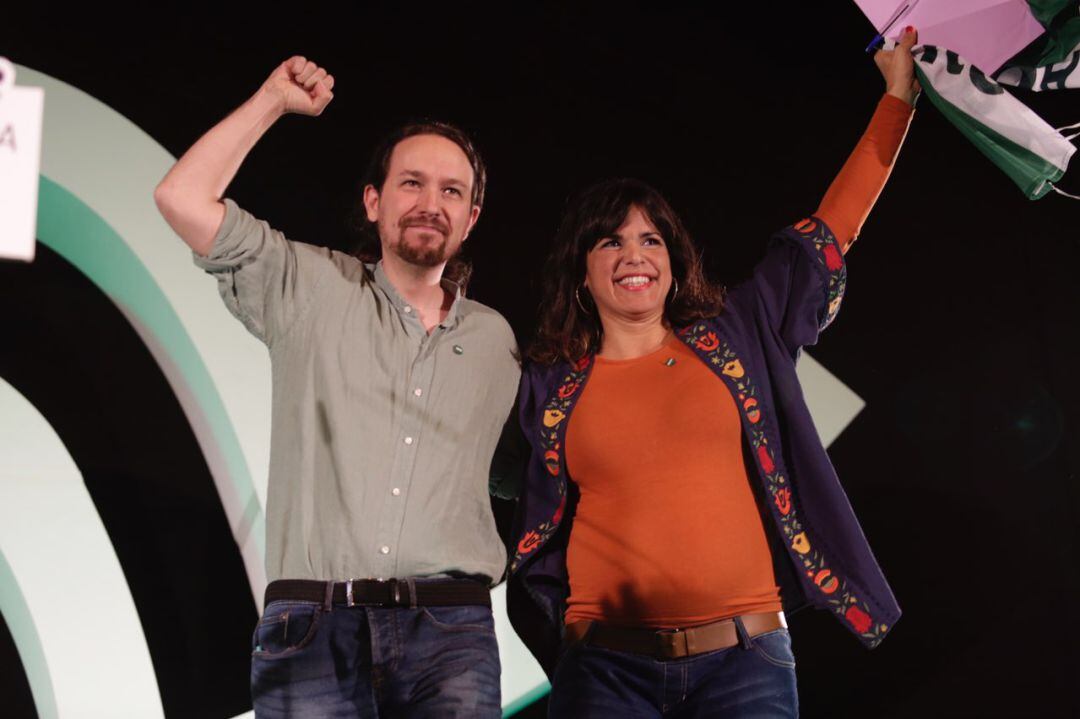 El secretario general de Podemos, Pablo Iglesias, y la candidata de Adelante Andalucía a la presidencia de la Junta de Andalucía, Teresa Rodríguez, en el acto central de campaña de Adelante Andalucía