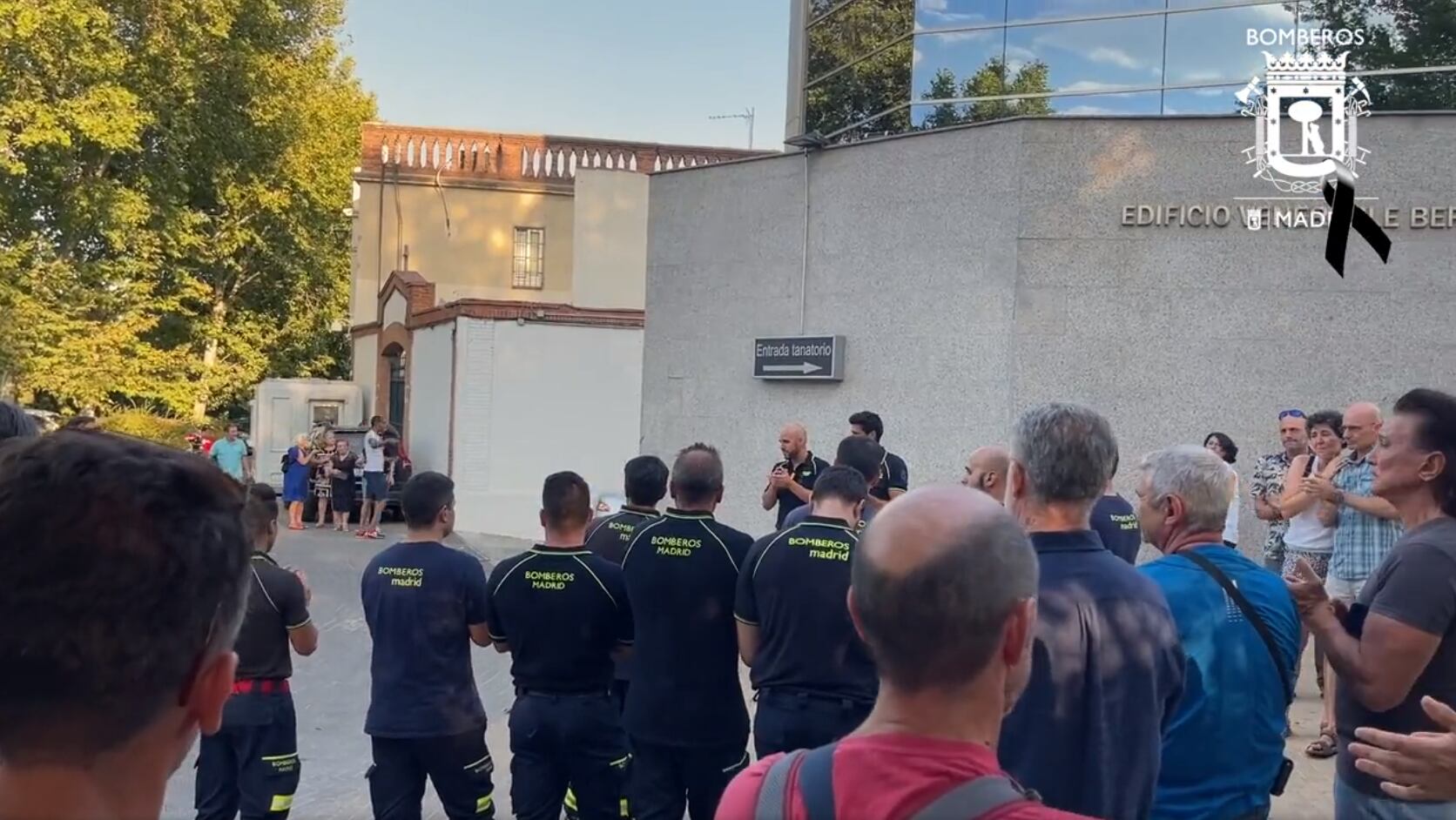 Un numeroso grupo de bomberos acudió al entierro de su compañero atropellado por un conductor en Madrid.