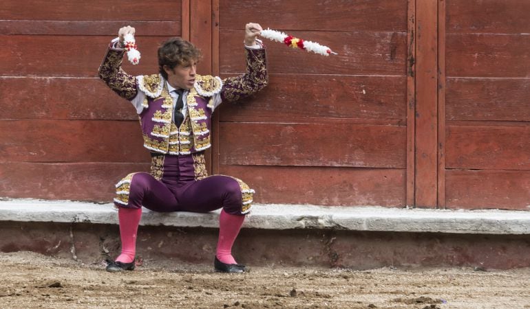 Imagen de archivo del torero de Gerena Manuel Escribano, citando sentado en el estribo para ejecutar un par de banderillas