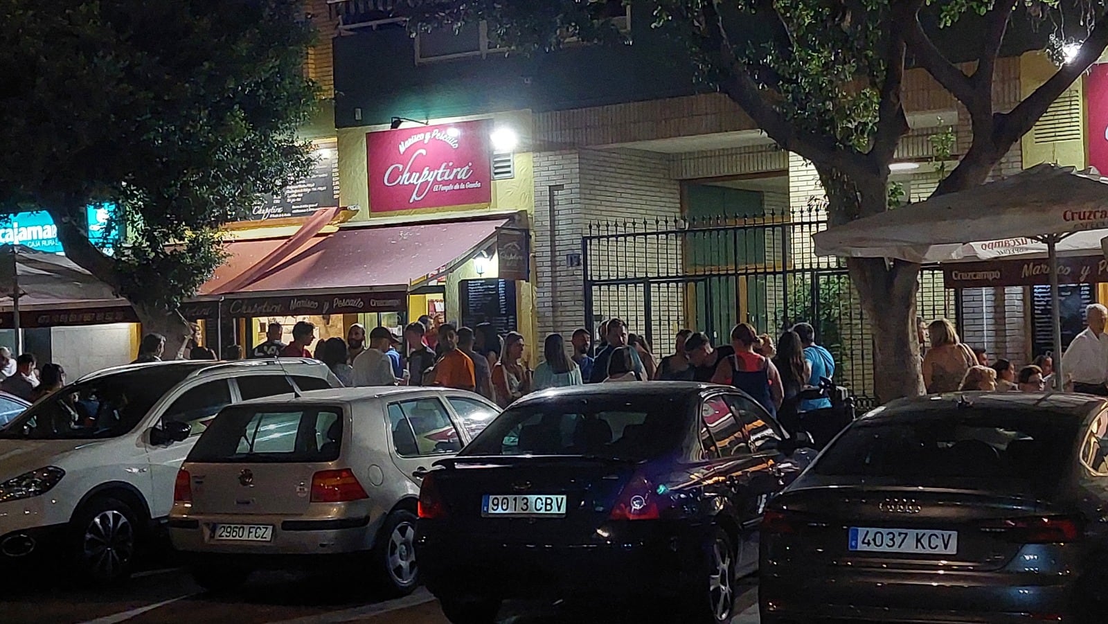 Jóvenes a la espera de entrar a un bar o ocupar una de las mesas de la terraza este fin de semana