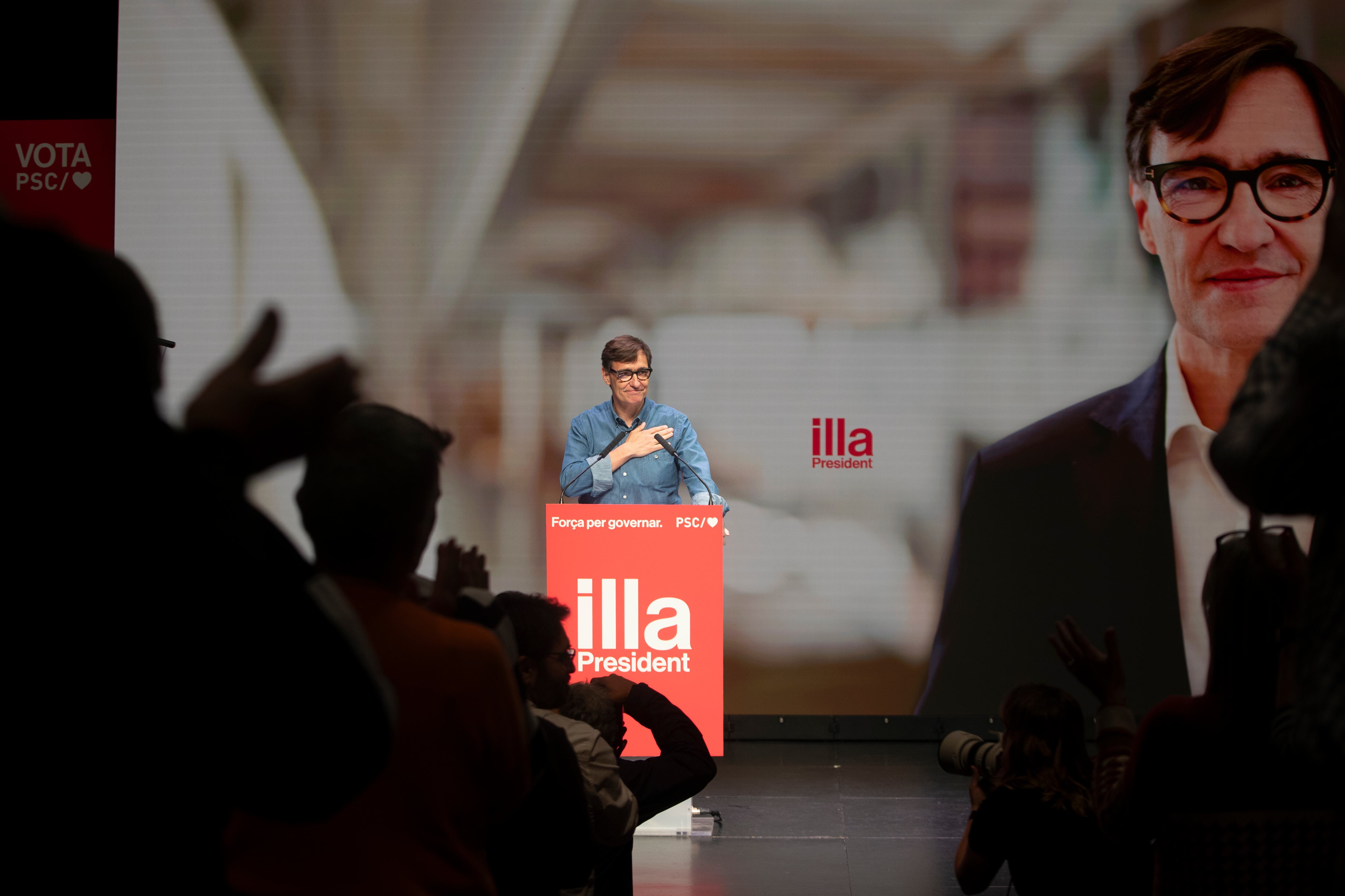SANTA COLOMA DE GRAMENET (CATALUÑA), 28/04/2024.- El candidato del PSC Salvador Illa en el acto de campaña electoral en el que han intervenido el ministro de Industria y Turismo, Jordi Hereu y la alcaldesa Nuria Parlon. EFE/Marta Pérez
