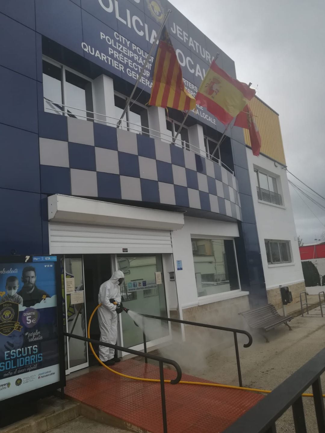 Trabajos de desinfección en la jefatura de Policía Local de Dénia.