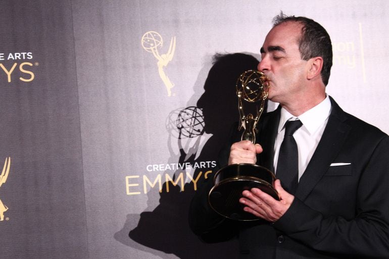 Victor Reyesposa junto a su premio Emmy en el Microsoft Theater en Los Angeles, California