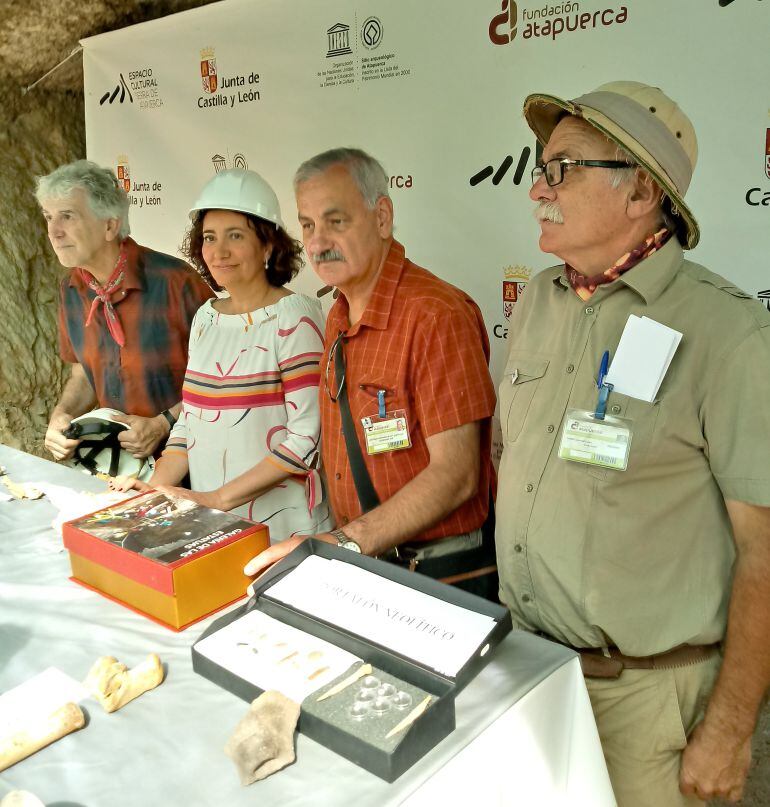 De izda a dcha: Arsuaga, García Cirac, Bermúdez de Castro y Carbonell en la presentación de los hallazgos de la campaña 2018 en Atapuerca