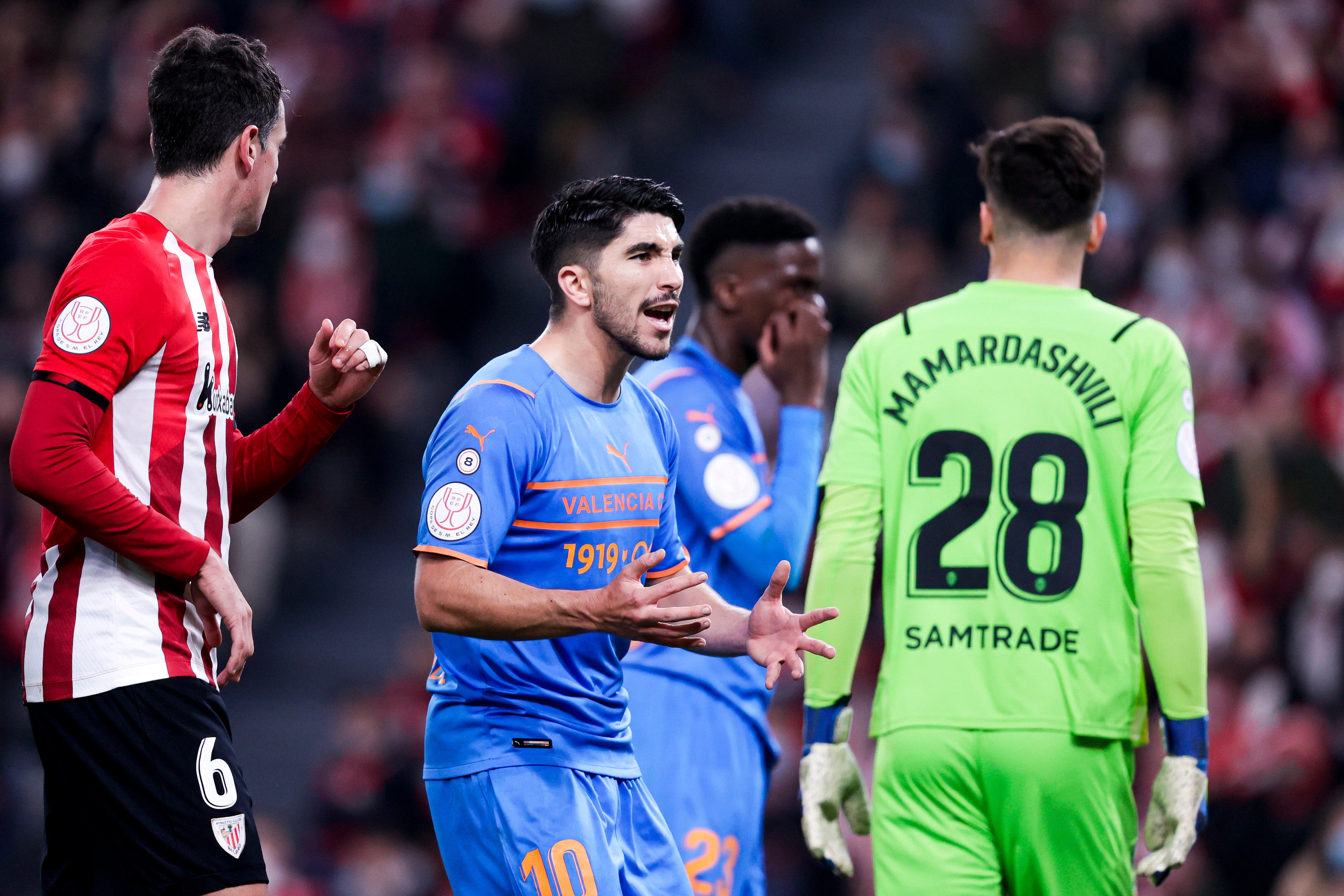 Jugadores de Athletic y Valencia, durante el partido de ida, disputado en San Mamés