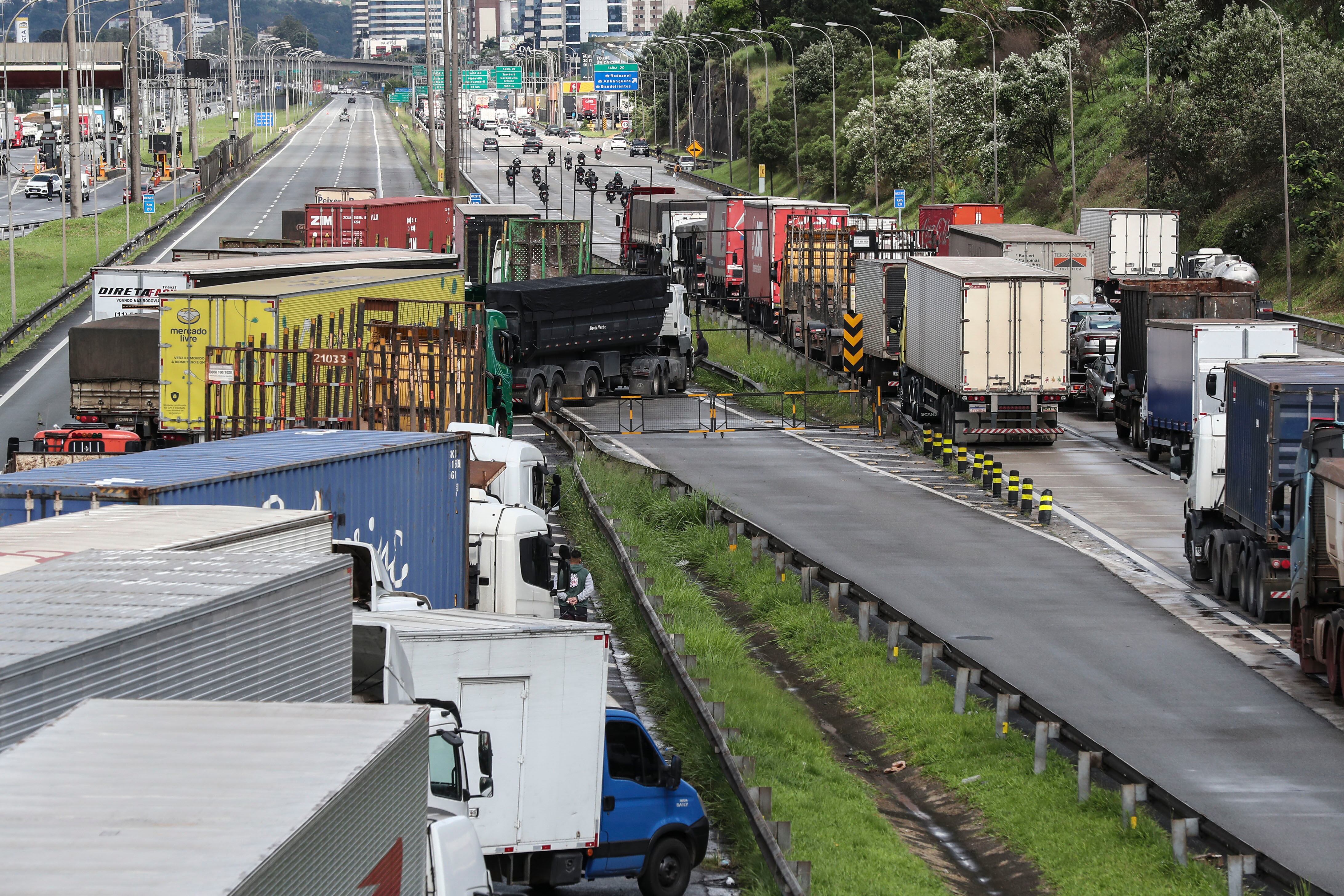 AME270. BARUERI (BRASIL), 01/11/2022.- Camioneros realizan un bloqueo en la carretera Castello Branco como protesta tras la derrota del presidente, Jair Bolsonaro, hoy, en Barueri (Brasil). Los bloqueos de los camioneros que protestan por la derrota del presidente, Jair Bolsonaro, en la segunda vuelta electoral ante el líder progresista Luiz Inácio Lula da Silva, continúan este martes en varios estados del país. EFE/ Sebastiao Moreira
