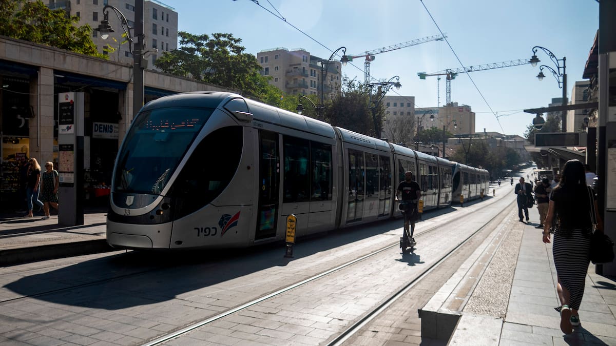 Un grupo de organizaciones denuncia a CAF por favorecer la ocupación ilegal israelí con el tranvía de Jerusalén