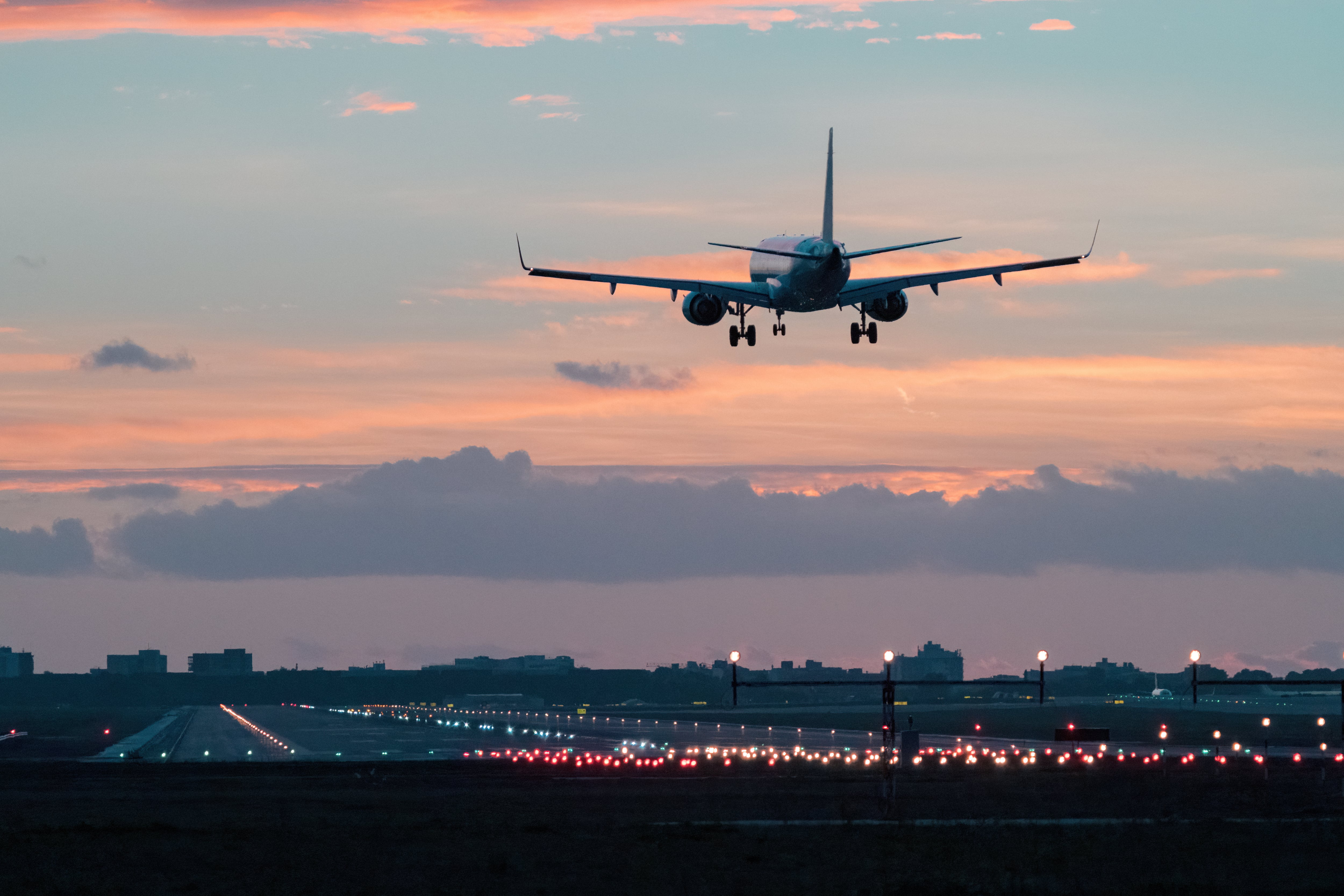 Imagen de archivo. Avión aterrizando en un aeropuerto | GettyImages