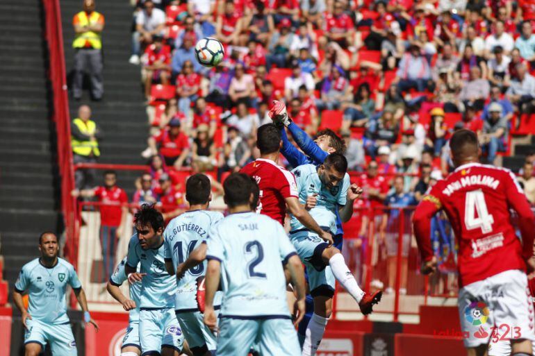 Aitor Fernández despeja el balón con los puños en el Nou Estadi de Tarragona.