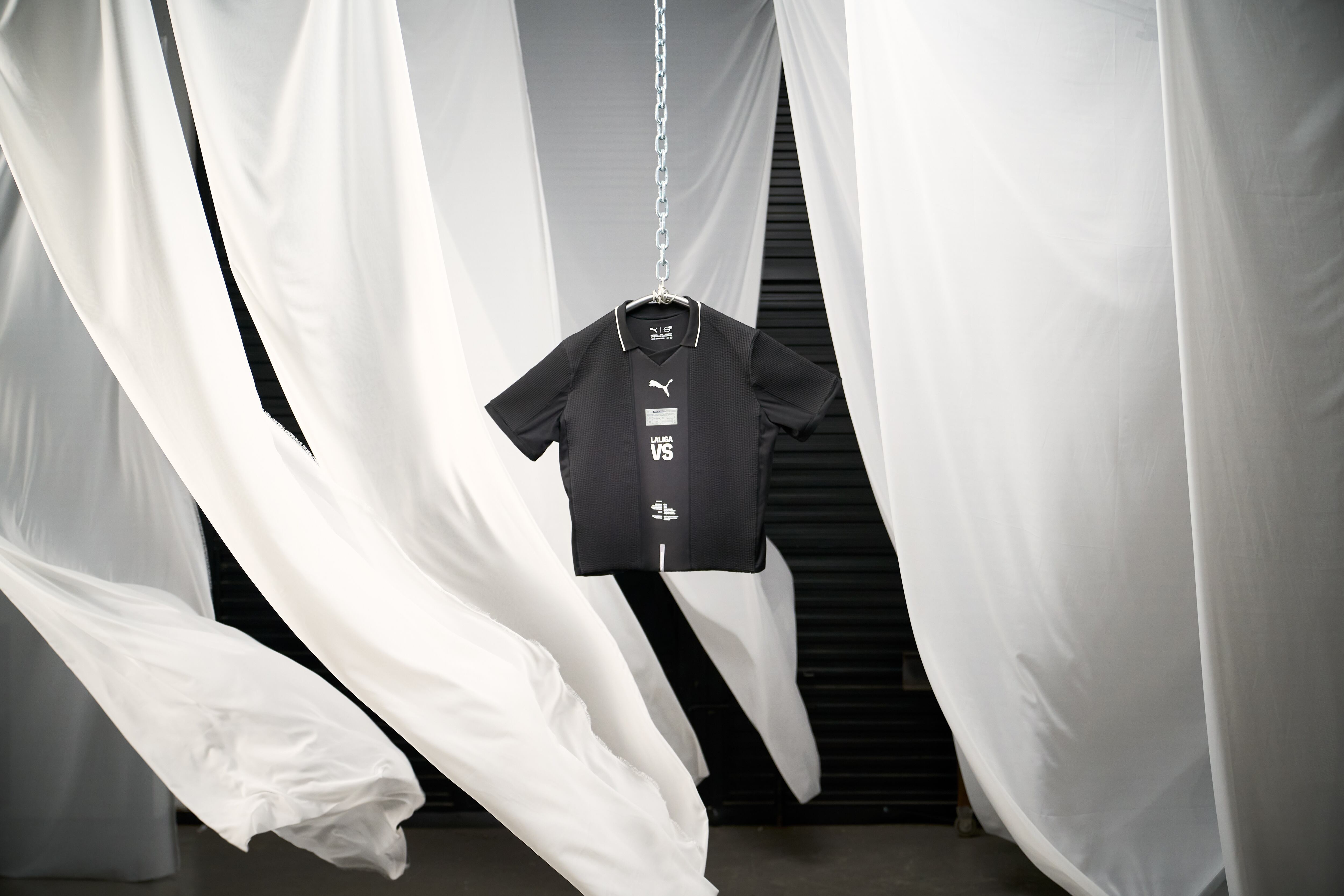 La camiseta creada por Puma y LaLiga para simbolizar la presión en el deporte base (LaLiga).