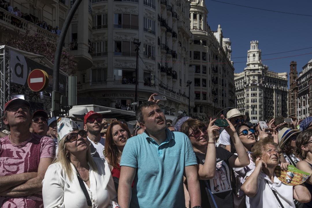 Turistas durante una mascletà de las Fallas de 2019