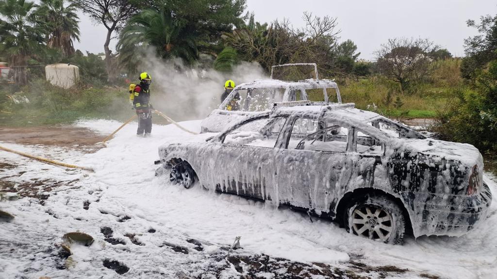 Uno de los coches calcinados en el incendio de Formentera