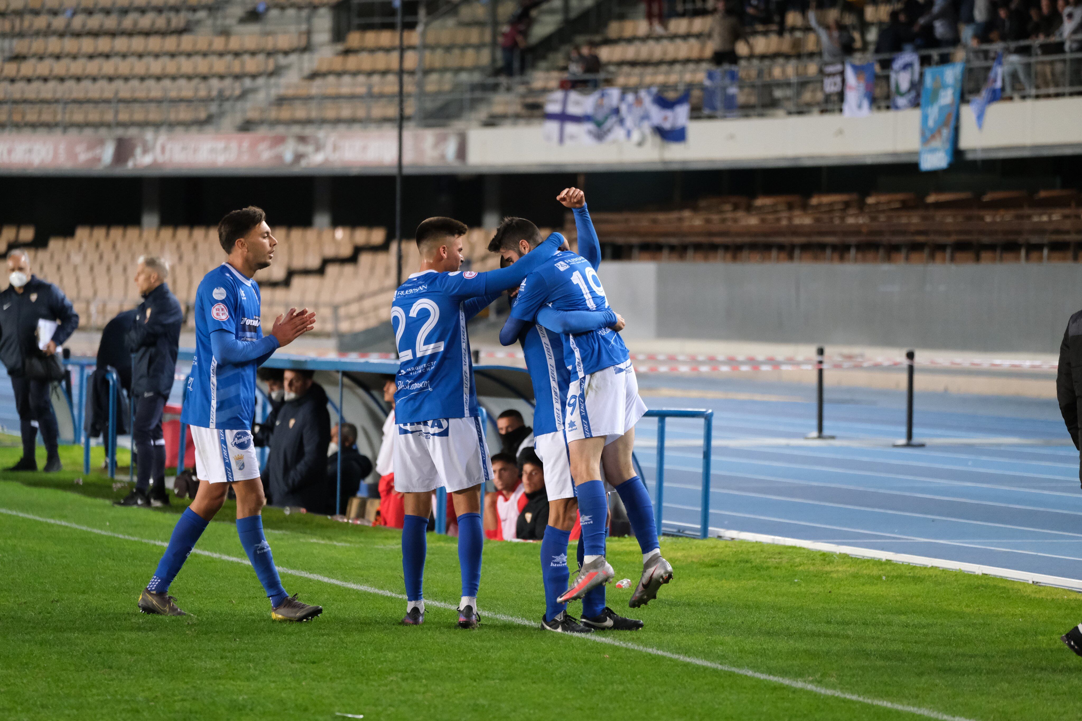 Jugadores del Xerez CD en Chapín celebrando un gol
