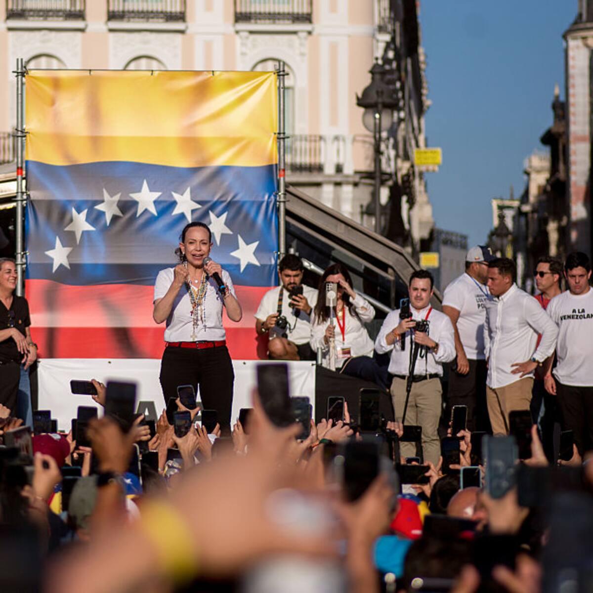 Polémica por los cánticos racistas a Delcy Rodríguez durante el evento de María Corina Machado en el que participó Carlos Baute