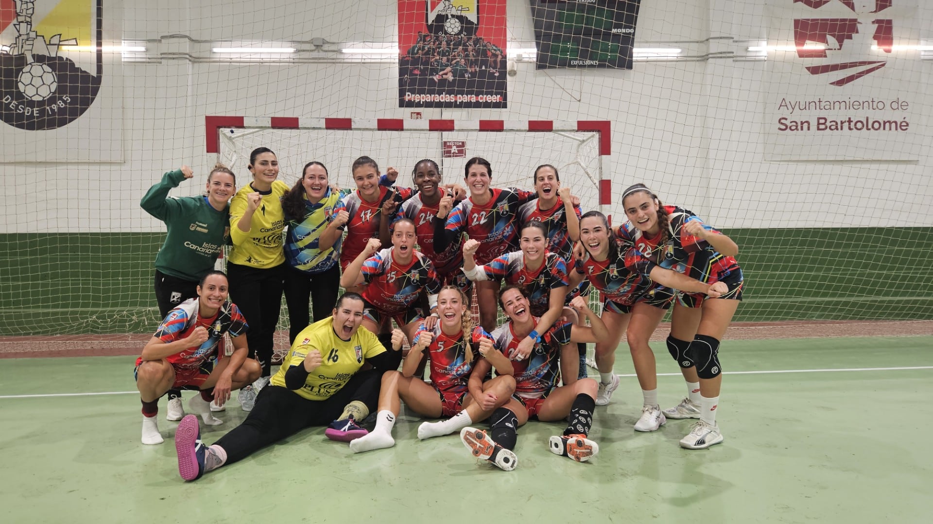 Jugadoras del Zonzamas Plus Car Lanzarote celebrando la victoria.