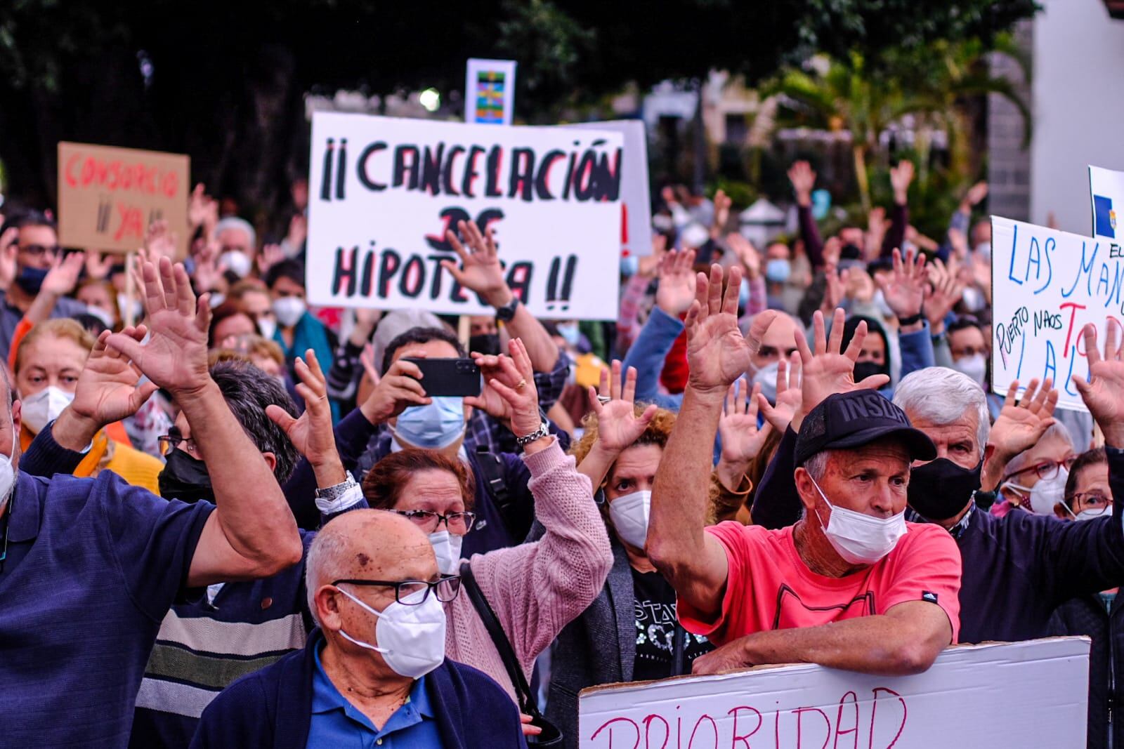 Parte de la manifestación de afectados por el volcán de La Palma