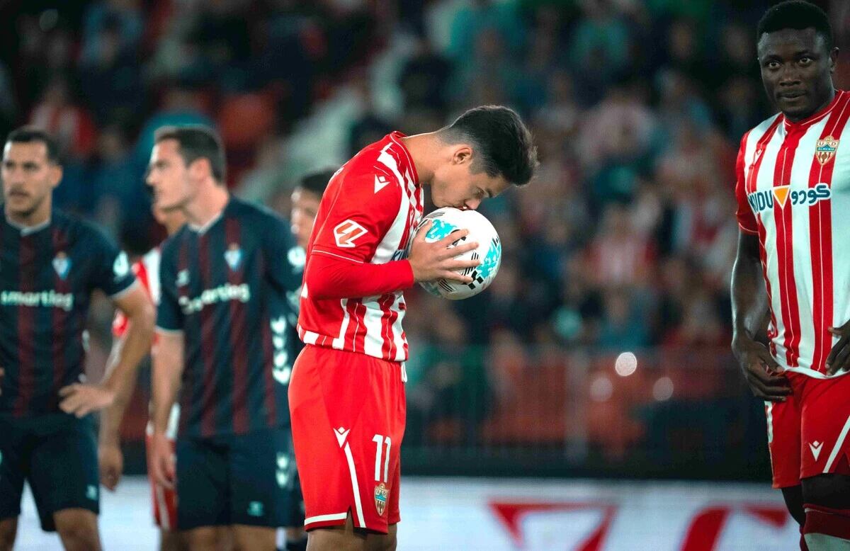 Sergio Arribas besa la pelota y brilla con el Almería.