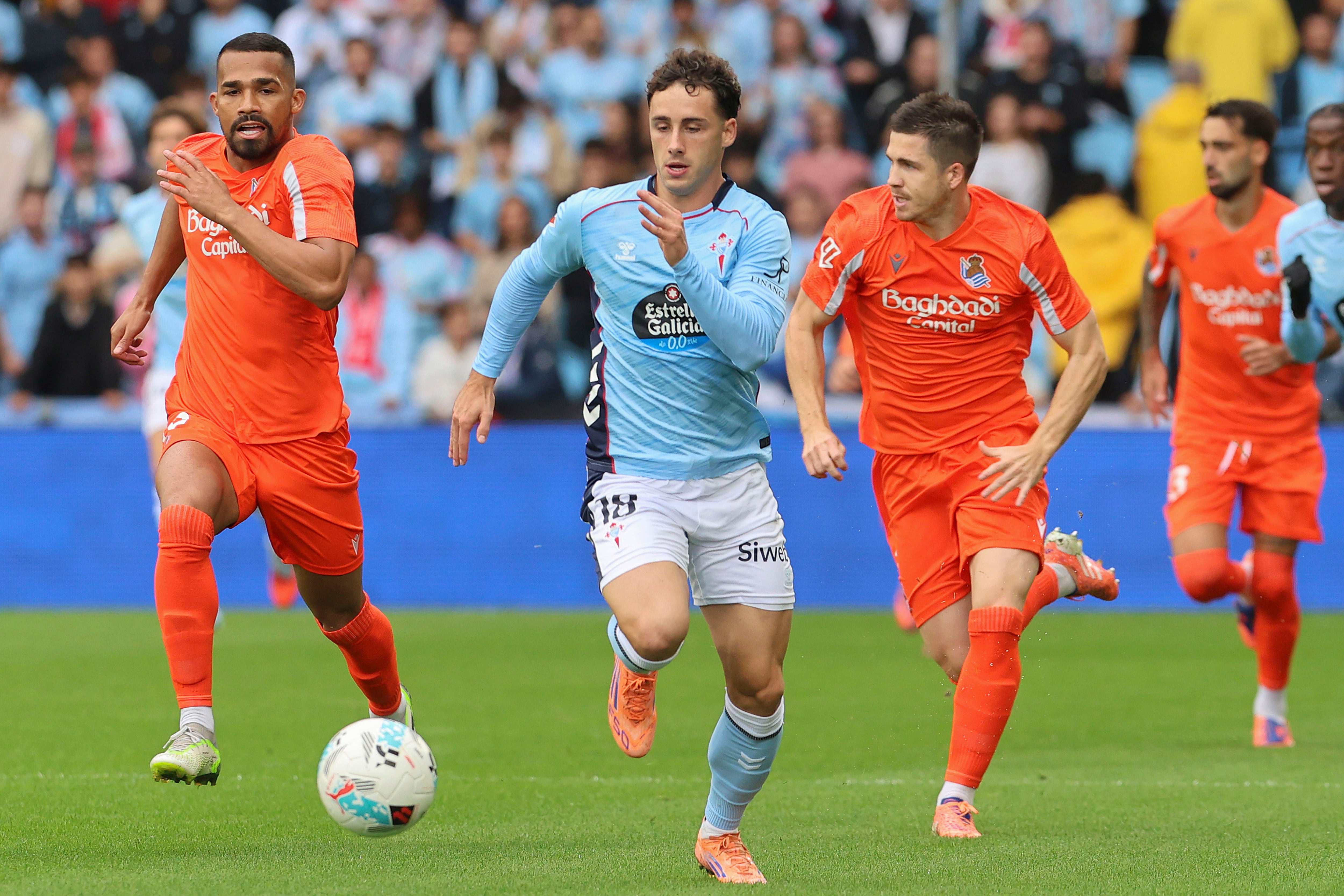 VIGO (PONTEVEDRA), 19/10/2025.- El jugador del Celta de Vigo Pablo Duran, pugna por un balón con el jugador del Real Sociedad Herrera este domingo, durante el partido de la jornada 9 de LaLiga EA Sports que Celta de Vigo y Real Sociedad disputan en el estadio de Balaidos de Vigo (Pontevedra). EFE / Salvador Sas

