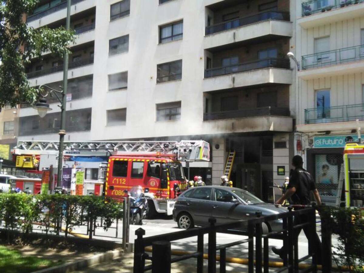 Los bomberos trabajan en la extinción de un fuego en un bar de Poniente