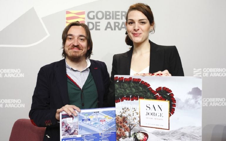 Nacho Escuín, director general de Cultura, y María José Sánchez Vicente, diseñadora del cartel de San Jorge 2018