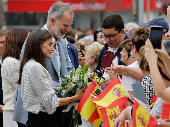 BURELA (LUGO), 17/06/2025.- La reina Letizia (i) y el rey Felipe VI (2i) saludan a unos ciudadanos durante su vista a la localidad de Burela (Lugo) para interesarse de primera mano por la realidad del sector pesquero de A Mariña lucense. EFE/ Lavandeira Jr.