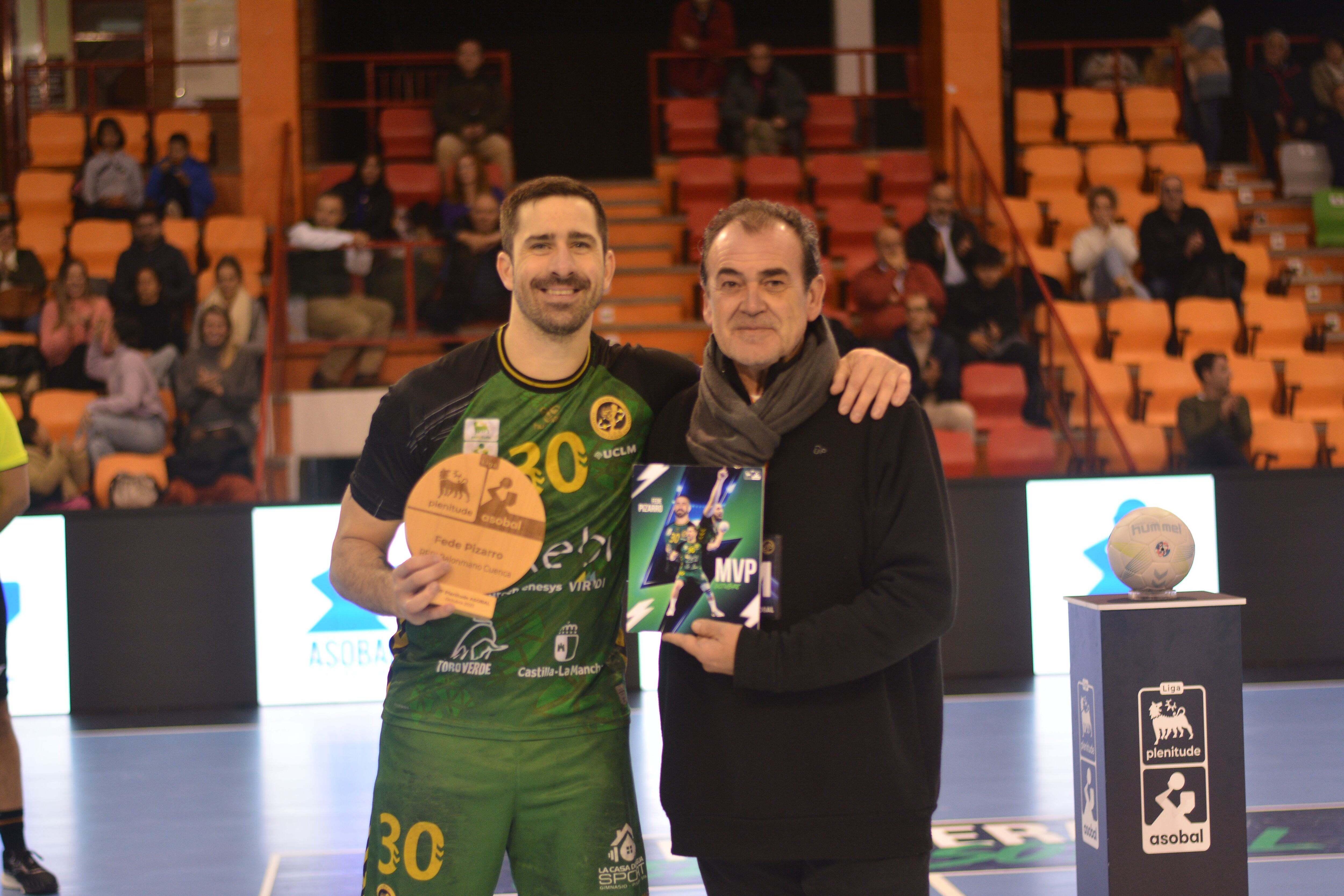 Fede Pizarro recibe del presidente del Rebi Cuenca, Isidoro Gómez Cavero, el premio MVP del mes de octubre de la Liga Plenitude ASOBAL