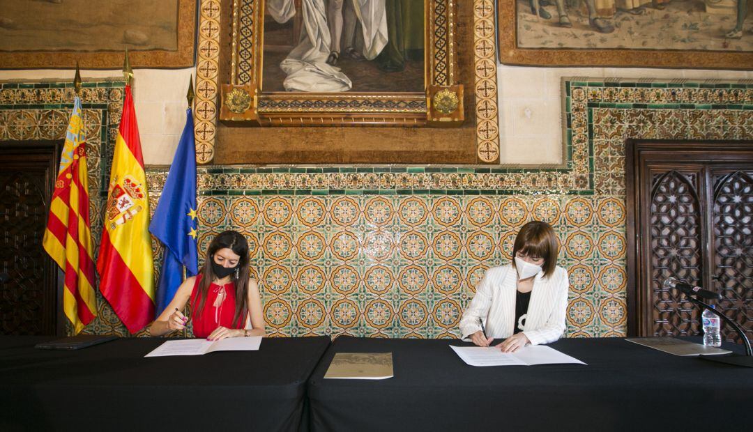 La consellera de Innovación, Universidades, Ciencia y Sociedad Digital, Carolina Pascual, y la alcaldesa de Gandia, Diana Morant 