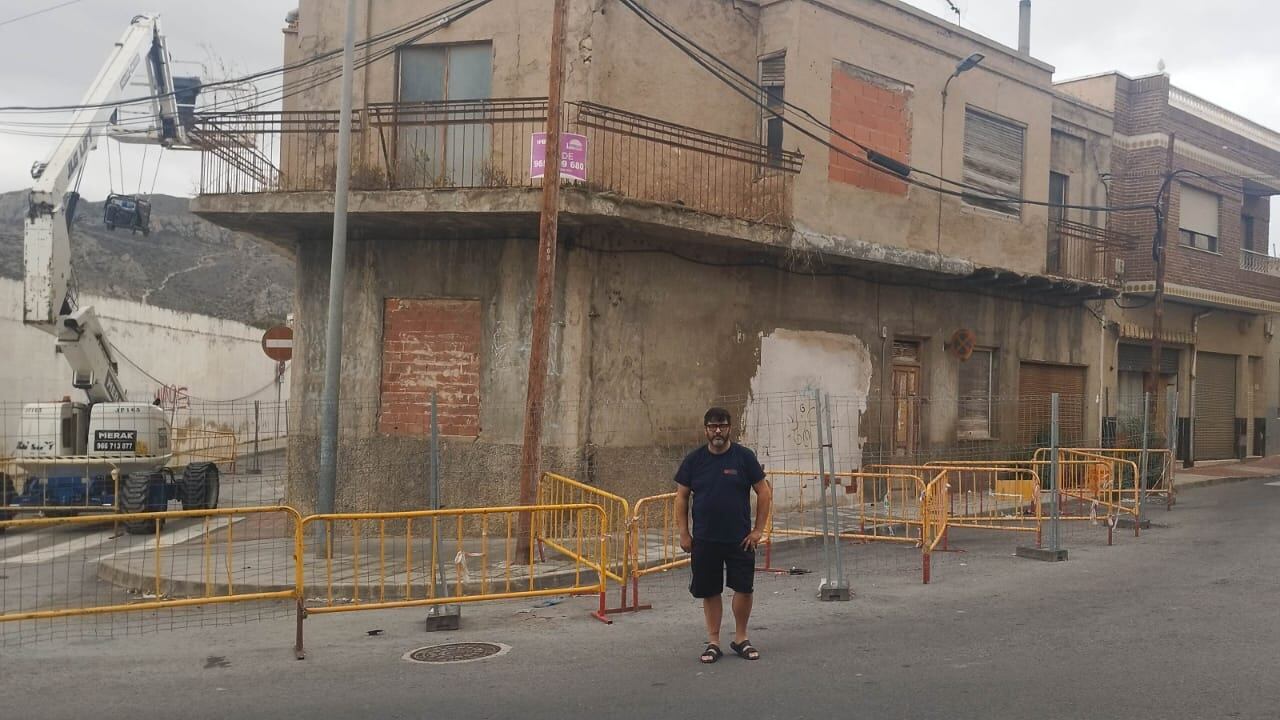 Toni Soler, vicepresidente de la Falla Estación y miembro de la Asociación de Vecinos del barrio Estación, junto al edificio en ruinas.