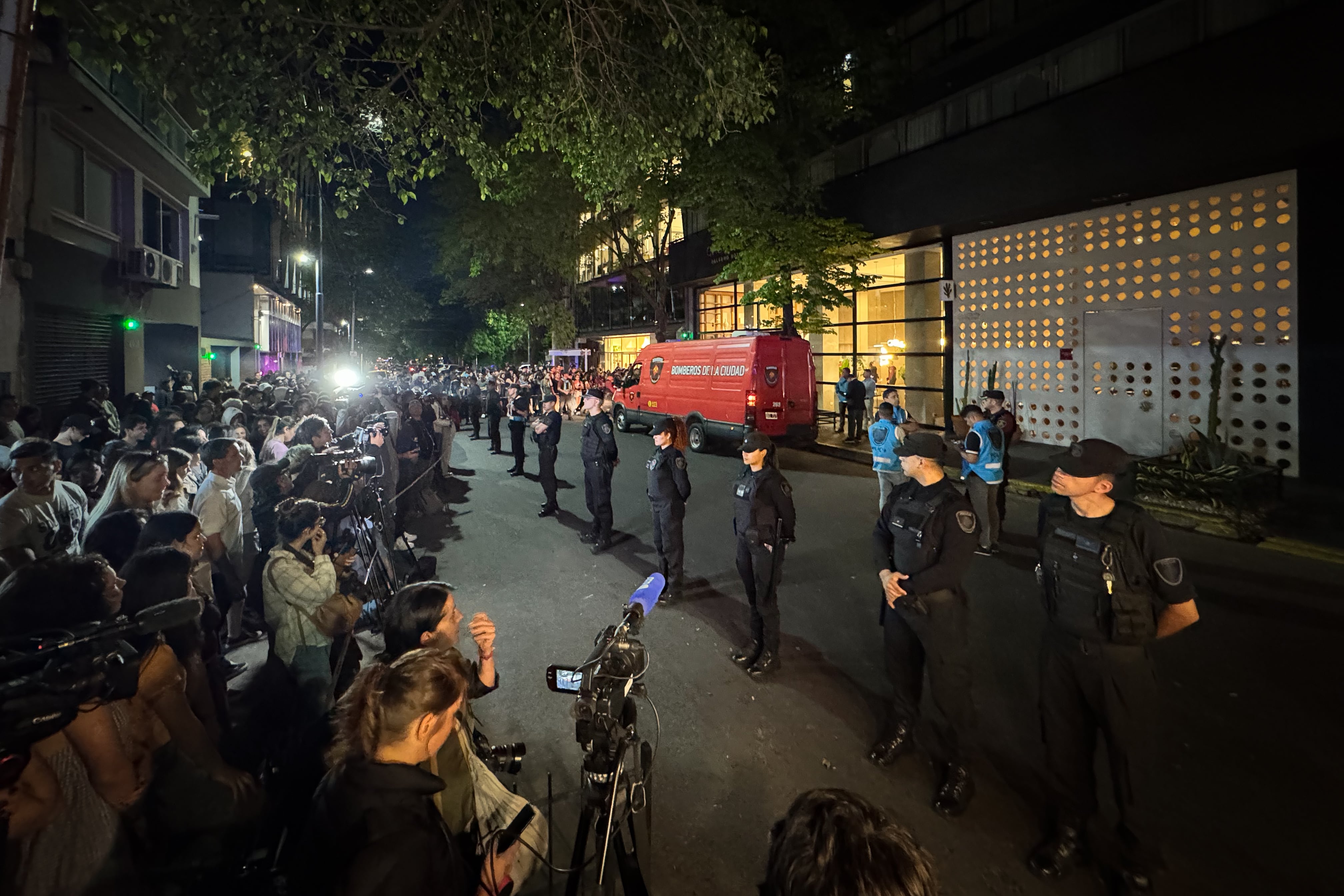 Miembros de la Policía de Argentina custodian un hotel en Palermo este miércoles, en Buenos Aires (Argentina).