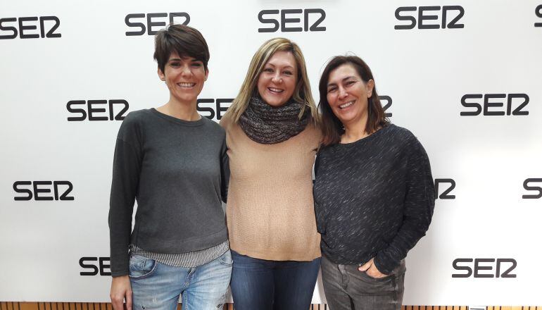 Teresa Fuentes y Belén Conesa, junto a Ruth García, tras su entrevista en A vivir que son dos días.