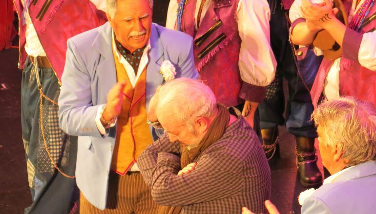 Momento en el que Antonio Martín, autor del Carnaval de Cádiz, se despedía del Teatro Falla en 2017