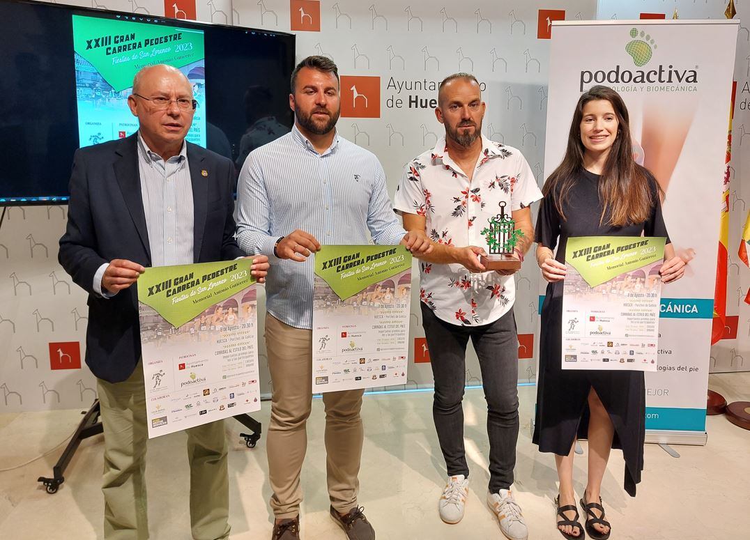 Leopoldo Carranza, Antonio Gutiérrez, Fernando Vinué y Marina Azpiroz durante la presentación de la Carrera Pedestre de Huesca