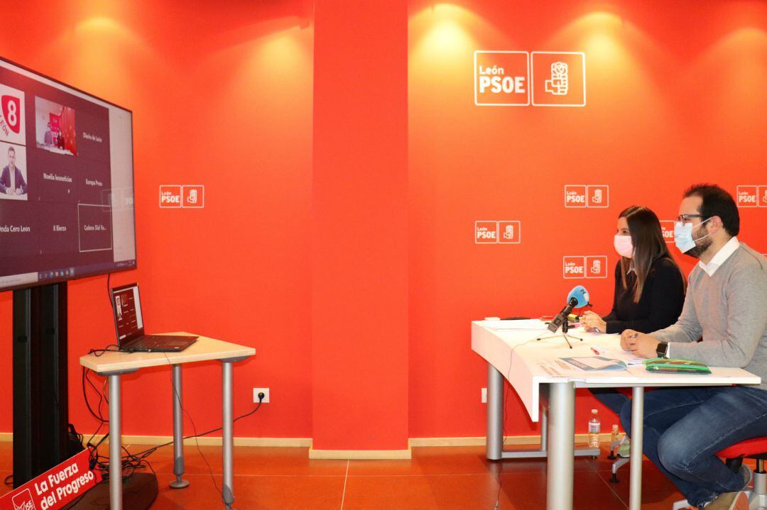 La secretaria de organización del PSOE provincial Nuria Rubio y su compañero el portavoz socialista de Turismo en las Cortes Ángel Hernández han ofrecido una rueda de prensa virtual