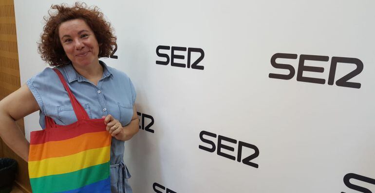 La Fuensi en los estudios de Radio Murcia luciendo bolso Arco Iris