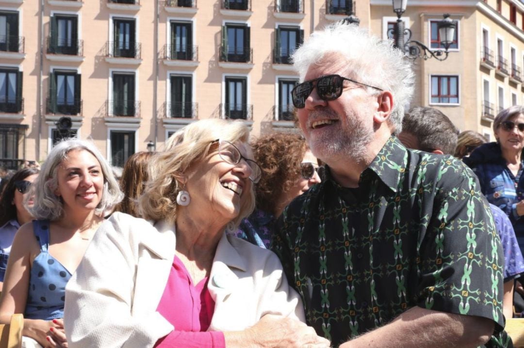 Pedro Almodóvar ha resaltado y agradecido la &quot;trayectoria intachable&quot; y &quot;heroica&quot; de Manuela Carmena