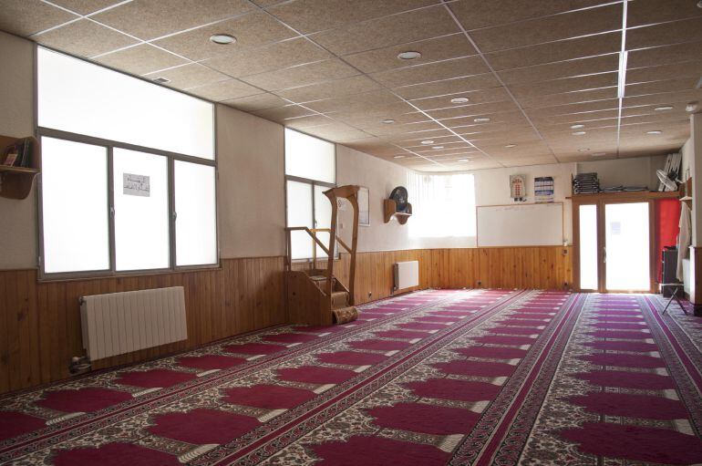 Interior de la mezquita Islámica Annour de Ripoll, en la cual el imán Abdelbaki Es Satty, presuntamente implicado en los atentados de Cataluña, guiaba las oraciones. 