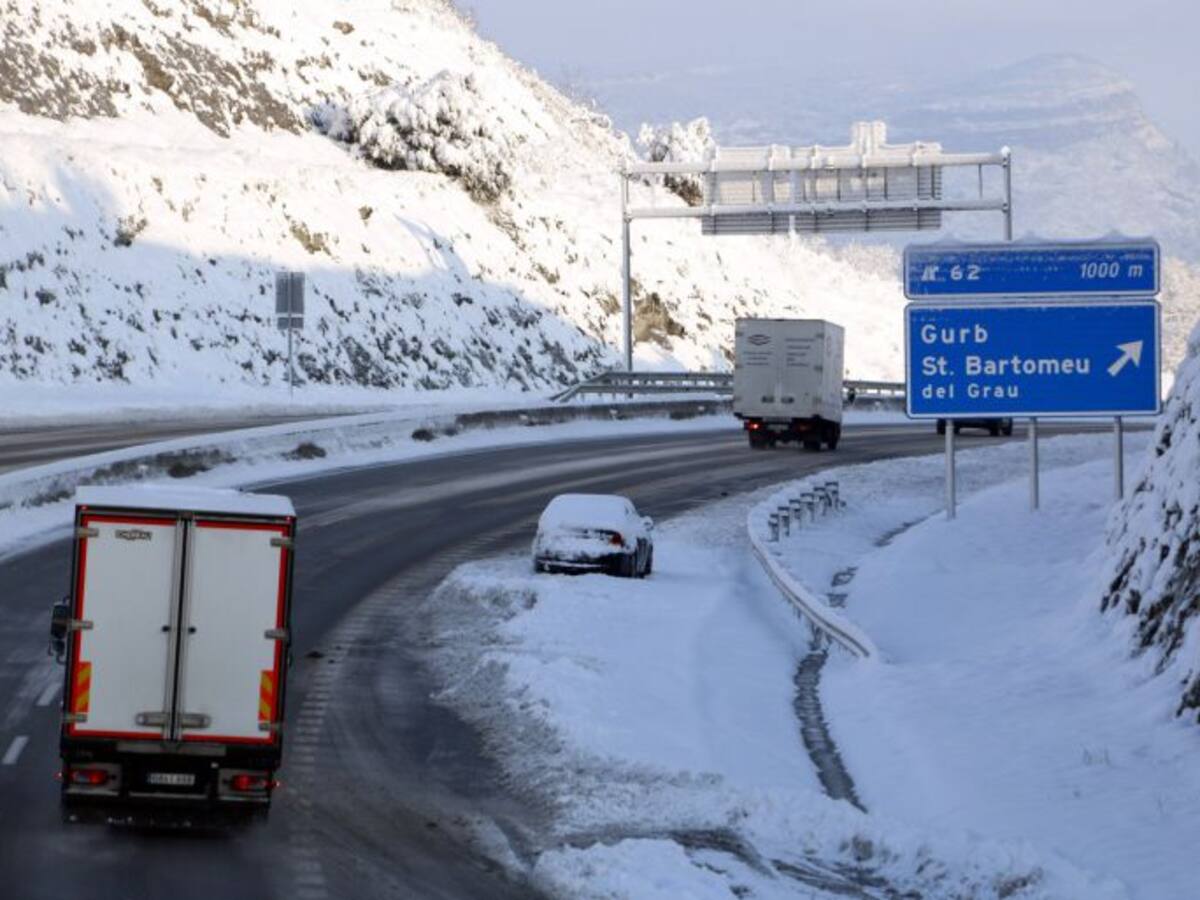 Trànsit prohibeix la circulació de grans camions per la neu