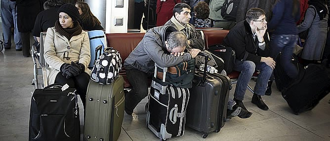 Pasajeros varados esperan en el aeropuerto Charles de Gaulle en Roissy, Francia