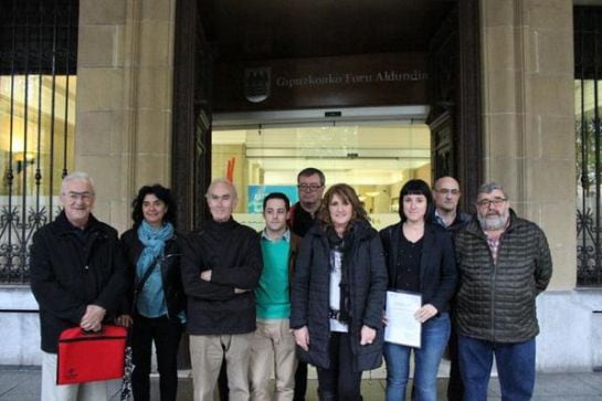 Comisión de mugas del consistorio pasaitarra esta mañana frente al palacio foral