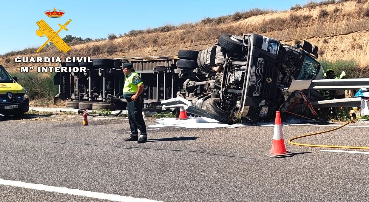 Camión accidentado en la A-22