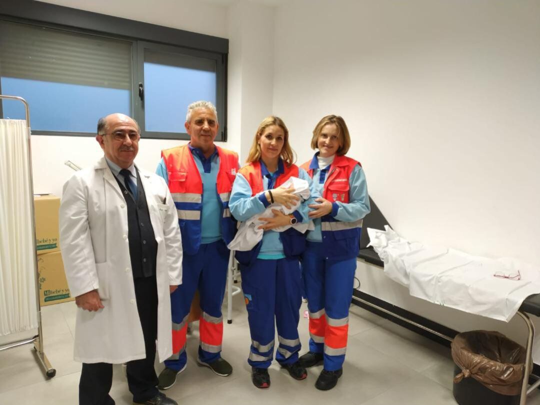 Miembros del equipo médico del centro de salud de Torredonjimeno con el bebé