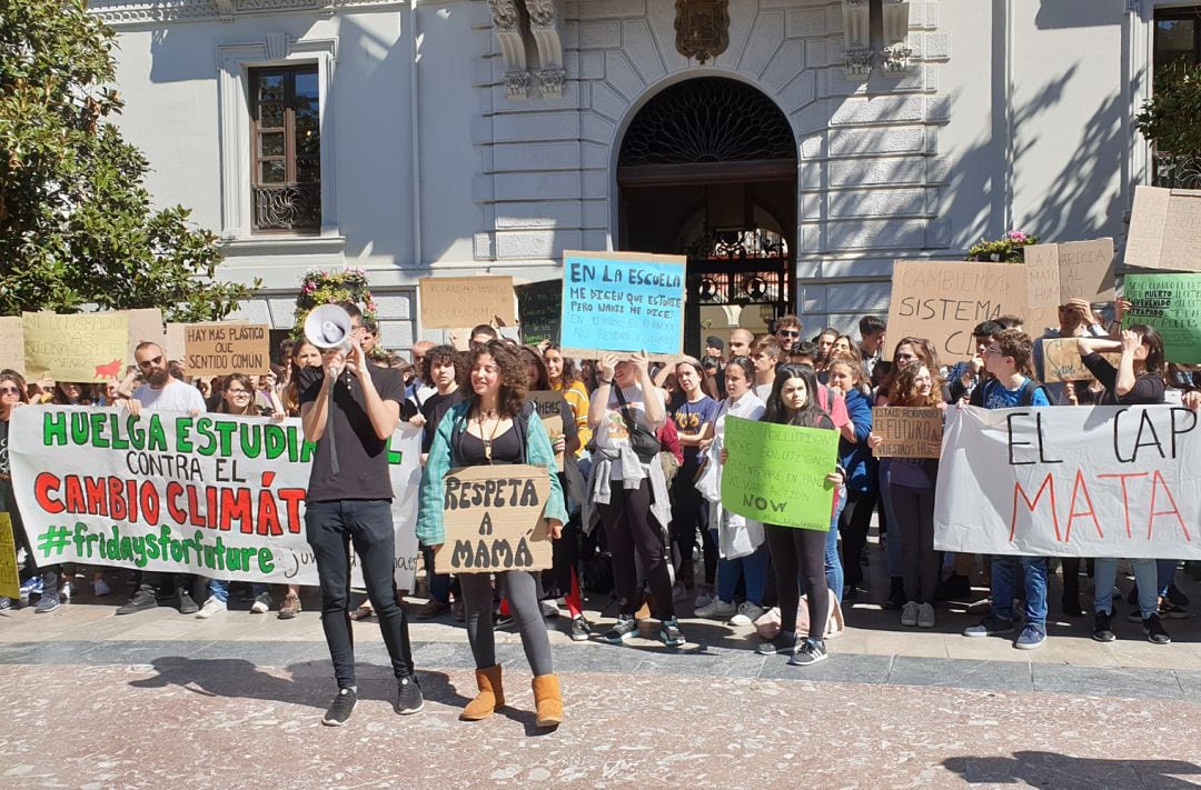 La concentración estudiantil contra el cambio climático en la Plaza del Carmen de Granada ha dado paso a continuación a una manifestación por la Gran Vía